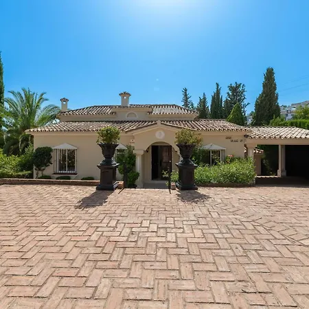 4 Bdrm Andalusian W Cinema & Sea Views *