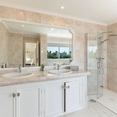 4 Bdrm Andalusian W Cinema & Sea Views *