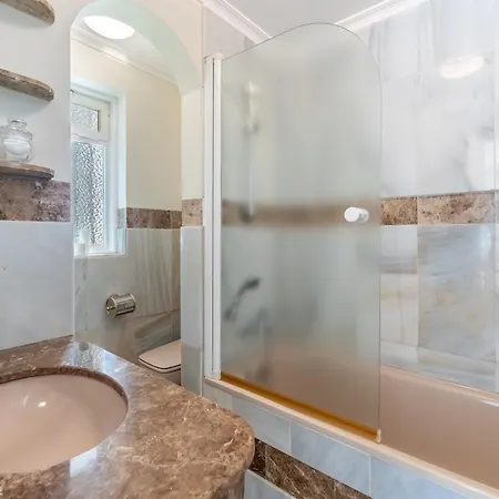 4 Bdrm Andalusian W Cinema & Sea Views