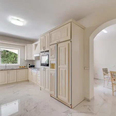 4 Bdrm Andalusian W Cinema & Sea Views * Marbella