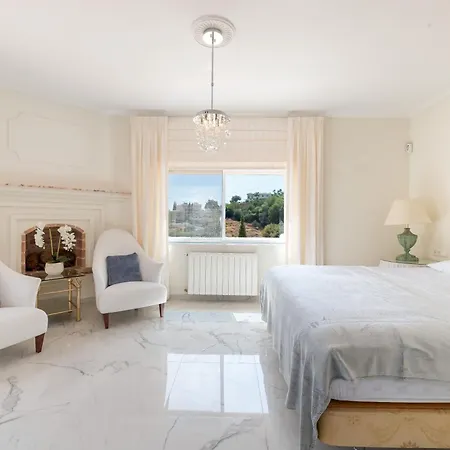 4 Bdrm Andalusian W Cinema & Sea Views * Marbella