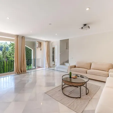 4 Bdrm Andalusian W Cinema & Sea Views Апартаменты