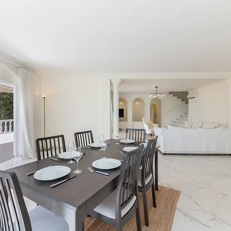 Apartment 4 Bdrm Andalusian W Cinema & Sea Views Marbella