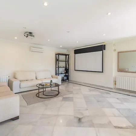 4 Bdrm Andalusian W Cinema & Sea Views Apartment *