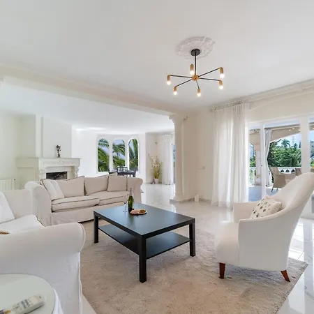 4 Bdrm Andalusian W Cinema & Sea Views Apartment