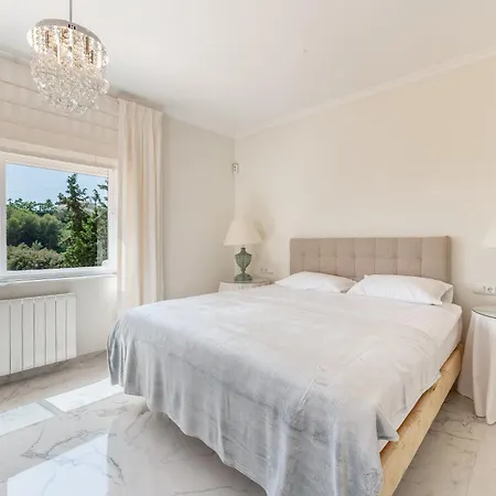 4 Bdrm Andalusian W Cinema & Sea Views Apartment *