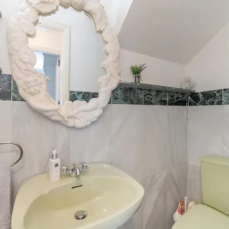 4 Bdrm Andalusian W Cinema & Sea Views Apartmán Marbella