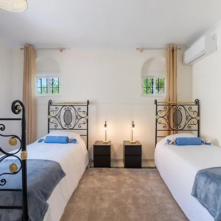 4 Bdrm Andalusian W Cinema & Sea Views *