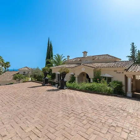 4 Bdrm Andalusian W Cinema & Sea Views Апартаменты