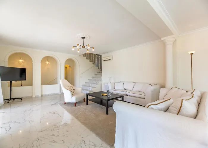 4 Bdrm Andalusian W Cinema & Sea Views アパート