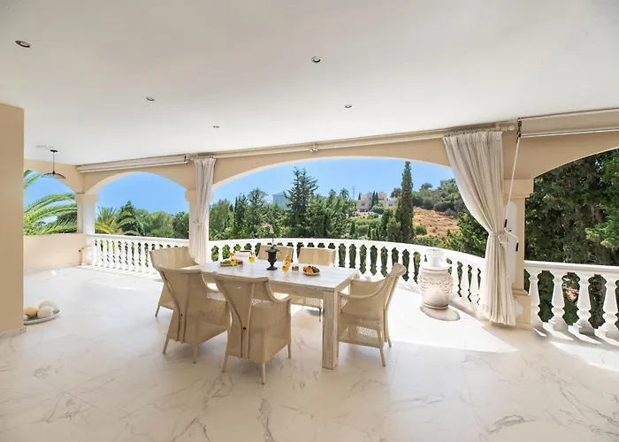 アパート 4 Bdrm Andalusian W Cinema & Sea Views マルベーリャ