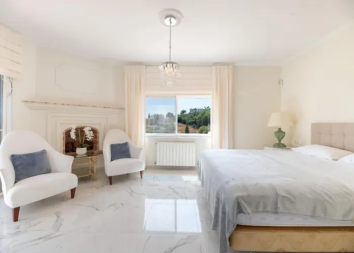 4 Bdrm Andalusian W Cinema & Sea Views * マルベーリャ