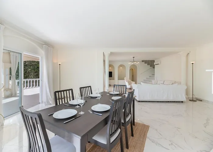 アパート 4 Bdrm Andalusian W Cinema & Sea Views マルベーリャ