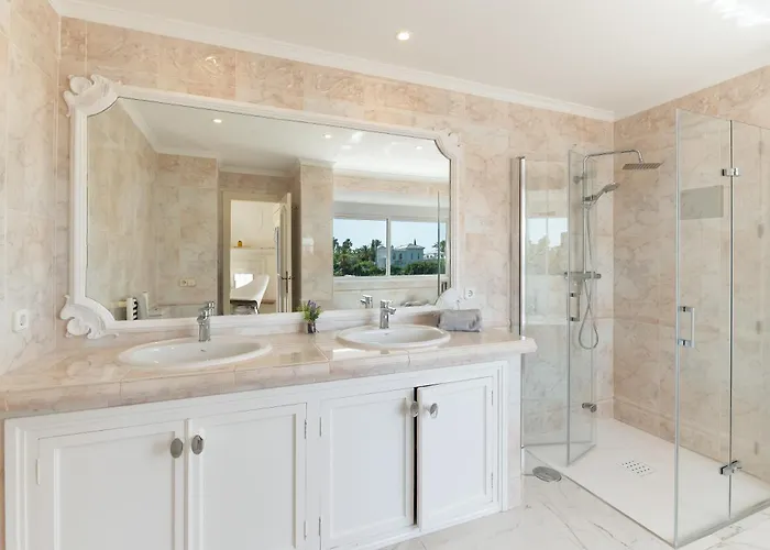 4 Bdrm Andalusian W Cinema & Sea Views *