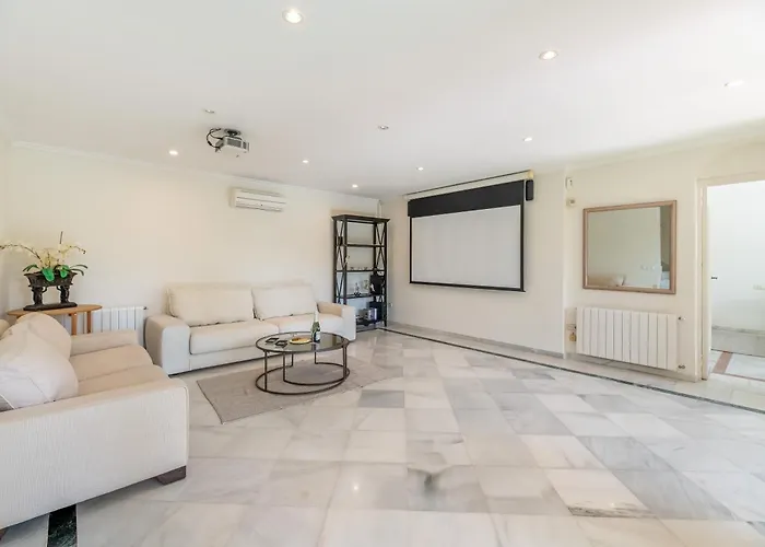 4 Bdrm Andalusian W Cinema & Sea Views アパート *