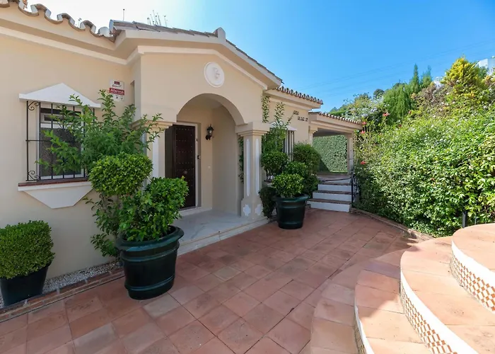 4 Bdrm Andalusian W Cinema & Sea Views *