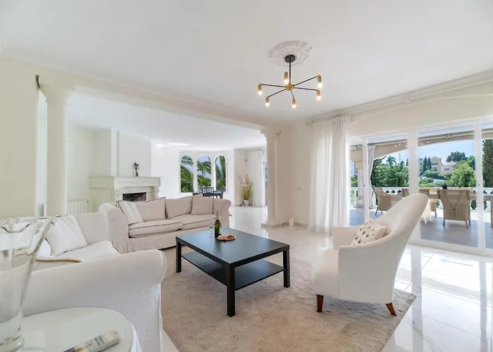 4 Bdrm Andalusian W Cinema & Sea Views アパート