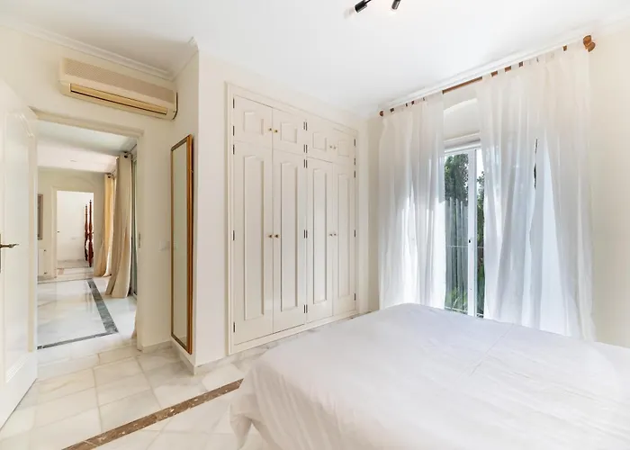 4 Bdrm Andalusian W Cinema & Sea Views