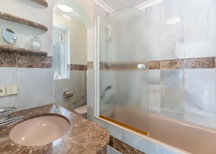 4 Bdrm Andalusian W Cinema & Sea Views