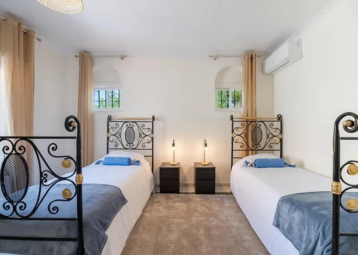 4 Bdrm Andalusian W Cinema & Sea Views *