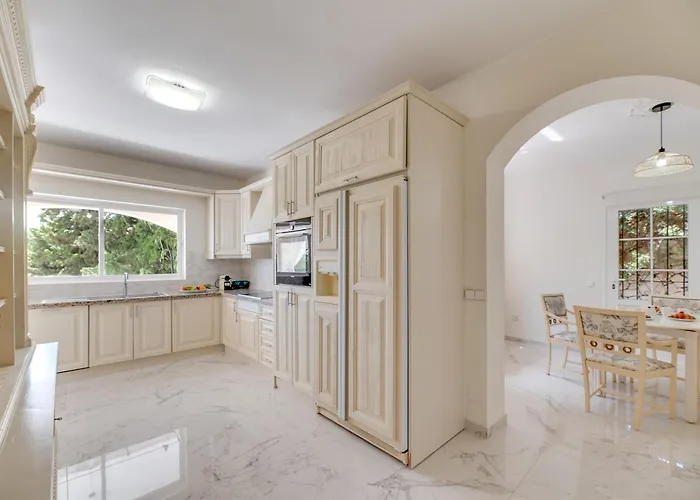 4 Bdrm Andalusian W Cinema & Sea Views * マルベーリャ