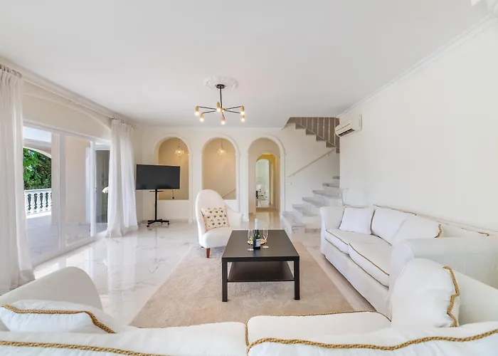 アパート 4 Bdrm Andalusian W Cinema & Sea Views *