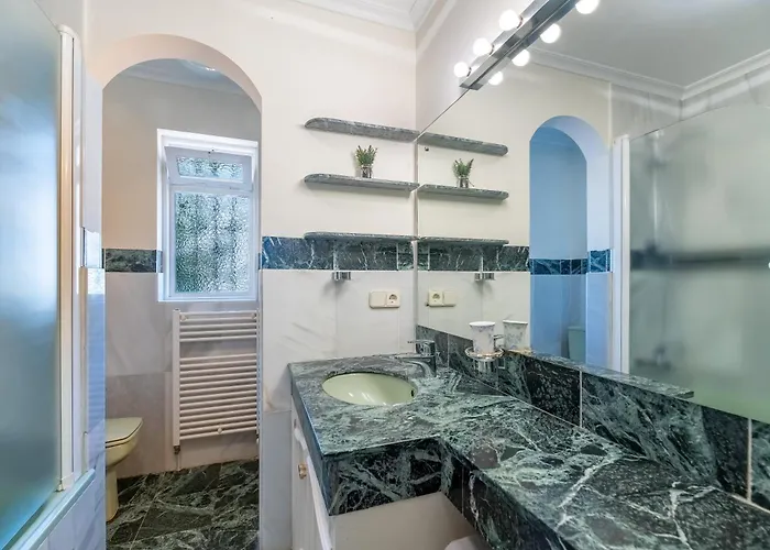 4 Bdrm Andalusian W Cinema & Sea Views マルベーリャ