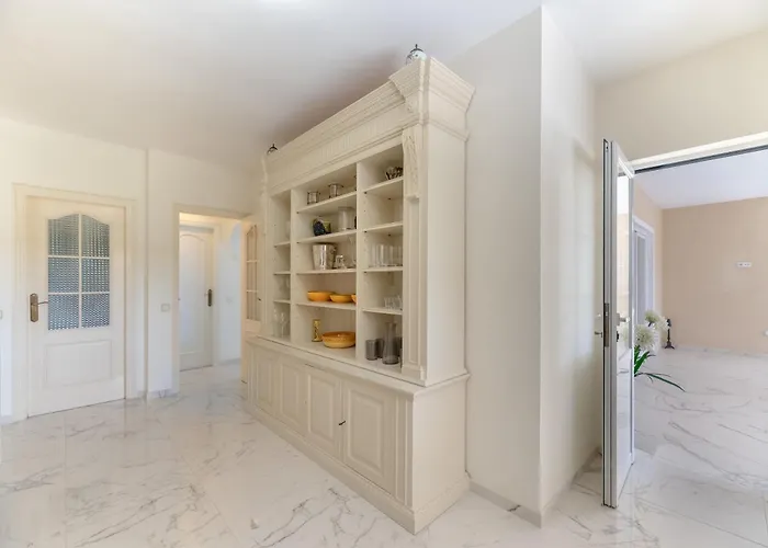 アパート 4 Bdrm Andalusian W Cinema & Sea Views *