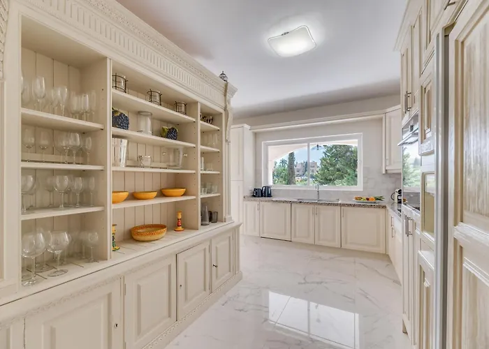 アパート 4 Bdrm Andalusian W Cinema & Sea Views