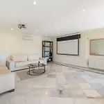 4 Bdrm Andalusian W Cinema & Sea Views Apartment *
