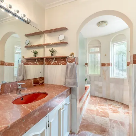 4 Bdrm Andalusian W Cinema & Sea Views * Marbella
