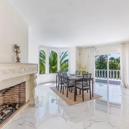 4 Bdrm Andalusian W Cinema & Sea Views