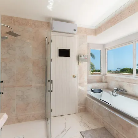 Apartment 4 Bdrm Andalusian W Cinema & Sea Views