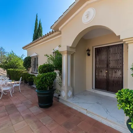 Apartment 4 Bdrm Andalusian W Cinema & Sea Views Marbella