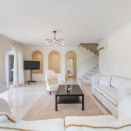 Apartment 4 Bdrm Andalusian W Cinema & Sea Views *